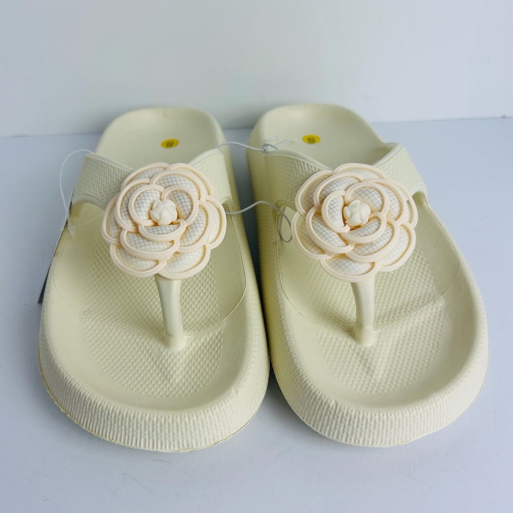 NWT Flip Flop Camellia Flower Jelly Sandals Women's S Ivory Cushioned Waterproof